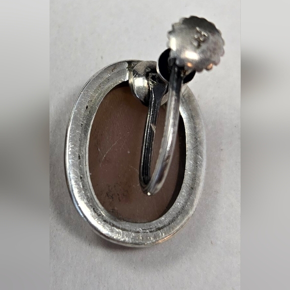 Vintage Cameo Womens Silver Screwback Earrings Hand Carved White On Light Brown - Picture 5 of 10